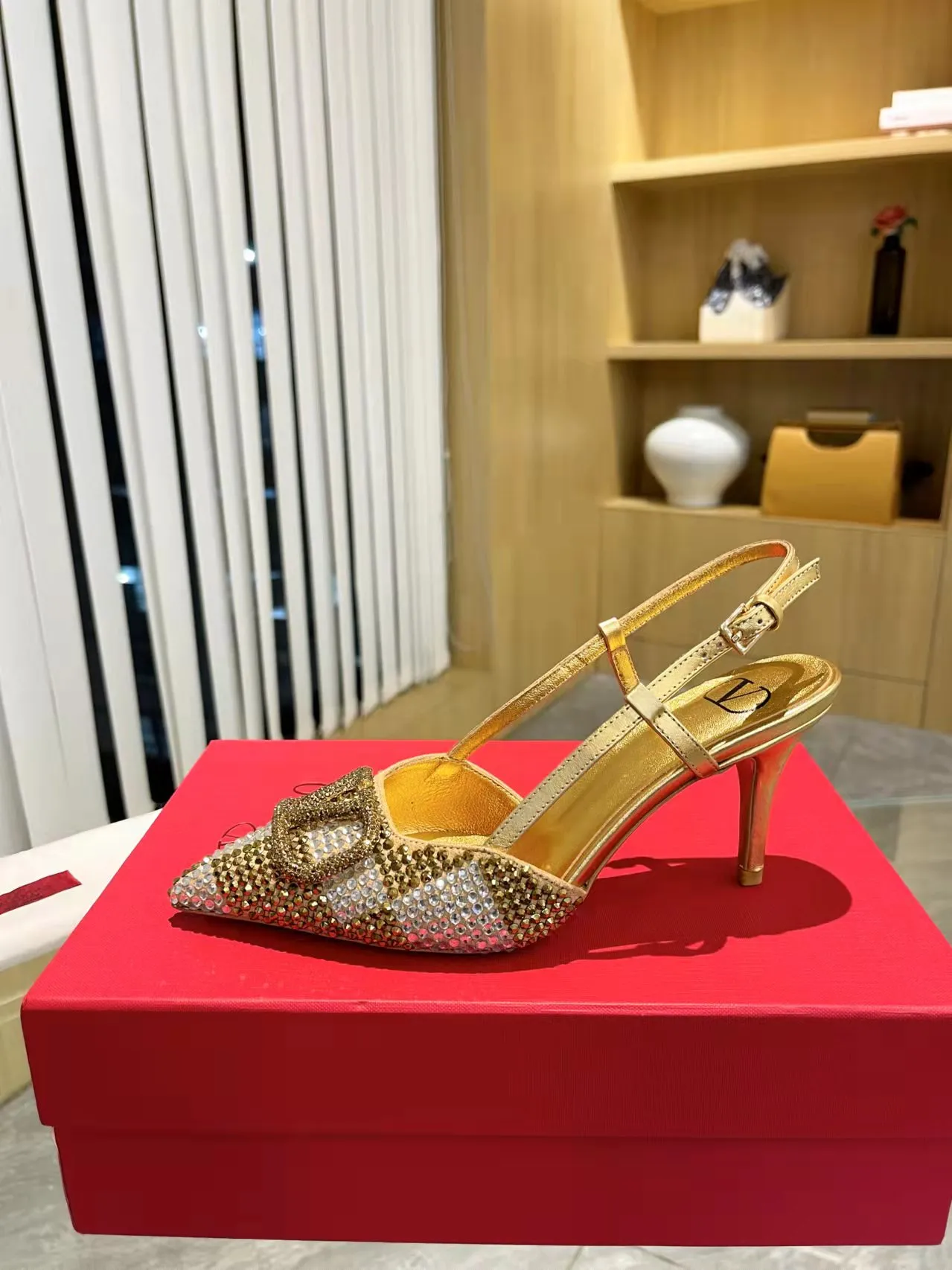 👟👟Ex-factory price 440👟👟 Genuine leather sole + 40 Kloesch diamond buckle Valentino.Valentino big v buckle single shoes ㊙️Latest series of counter genuine version with perfect details. Authentic products are made one to one. All details are consistent with genuine ones. The upper foot is very pedicure type. The key point is that it is very good and easy to control. It does not wear the feet and does not tire the feet. It is a walking artifact. The last shape is completely compared to the counter. The details are perfect. It is impossible to make such an exquisite product without the original version. Exclusive molded brass color. The highest version on the market. Fabric: imported sheepskin, lining and foot pads are all sheepskin. Color: 13 colors available. Sizes (34 to 42). Customized size 34 and 42. Non-returnable and non-exchangeable. Heel height: 7CM. Rubber sole. Genuine leather sole +40